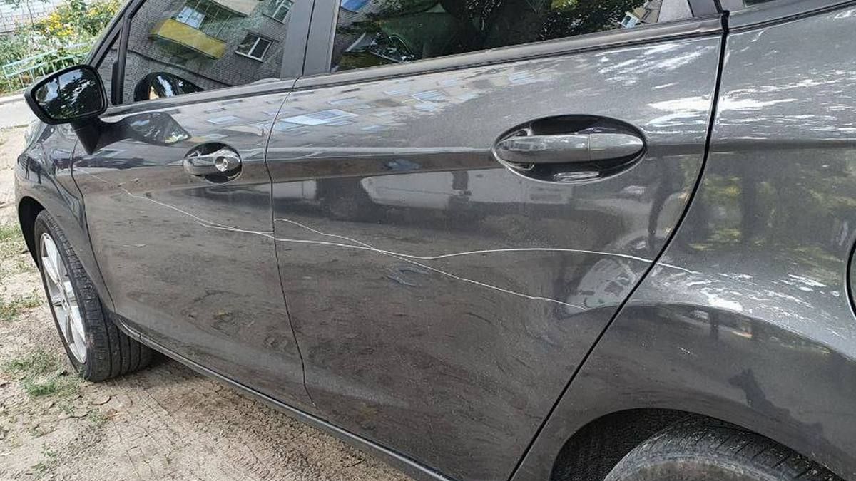 У Дніпрі на Космонавтів подряпали кількадесят машин: що відомо