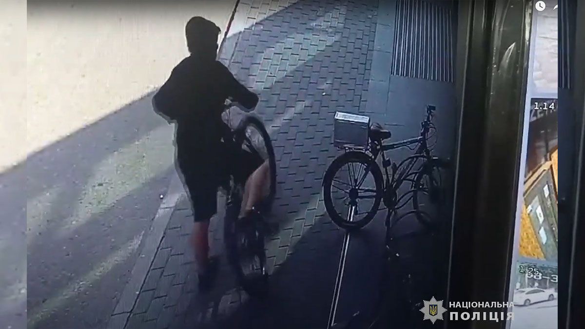 У Дніпрі чоловік вкрав два велосипеди: відео моменту