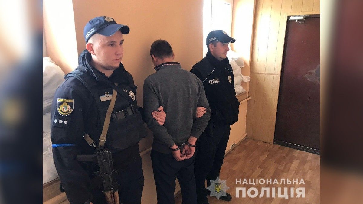 У Дніпрі на Червоному Камені у під'їзді чоловік зґвалтував і пограбував 18-річну дівчину