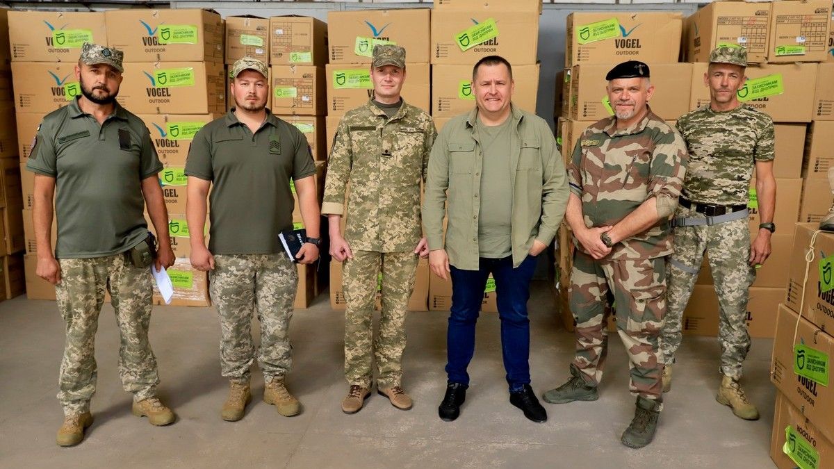 Днепр передал военным 7,5 тысяч пар водостойких тактических берцев