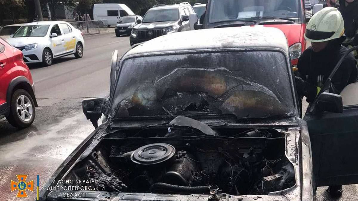 У Дніпрі на Слобожанському проспекті під час руху загорівся ВАЗ