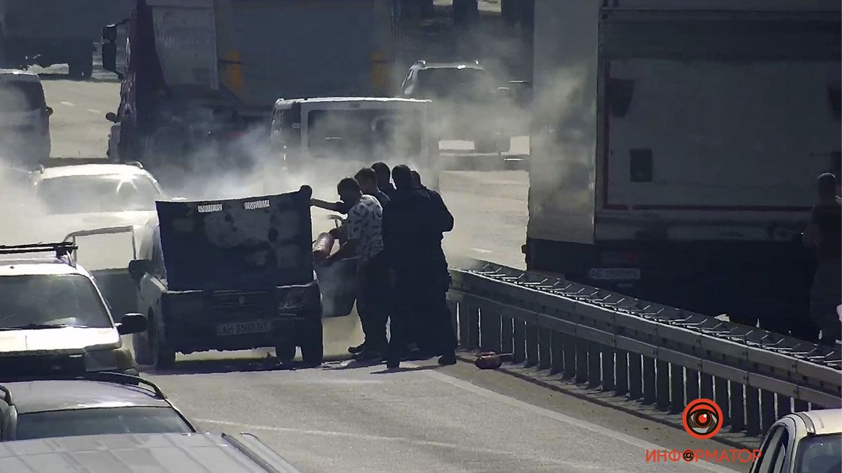 У Дніпрі на Слобожанському проспекті горів ВАЗ: відео моменту
