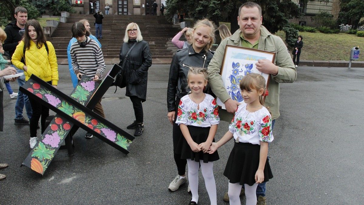 В Днепре «ежей», которых дети собственноручно расписывали в День города, продадут с аукциона в пользу ВСУ