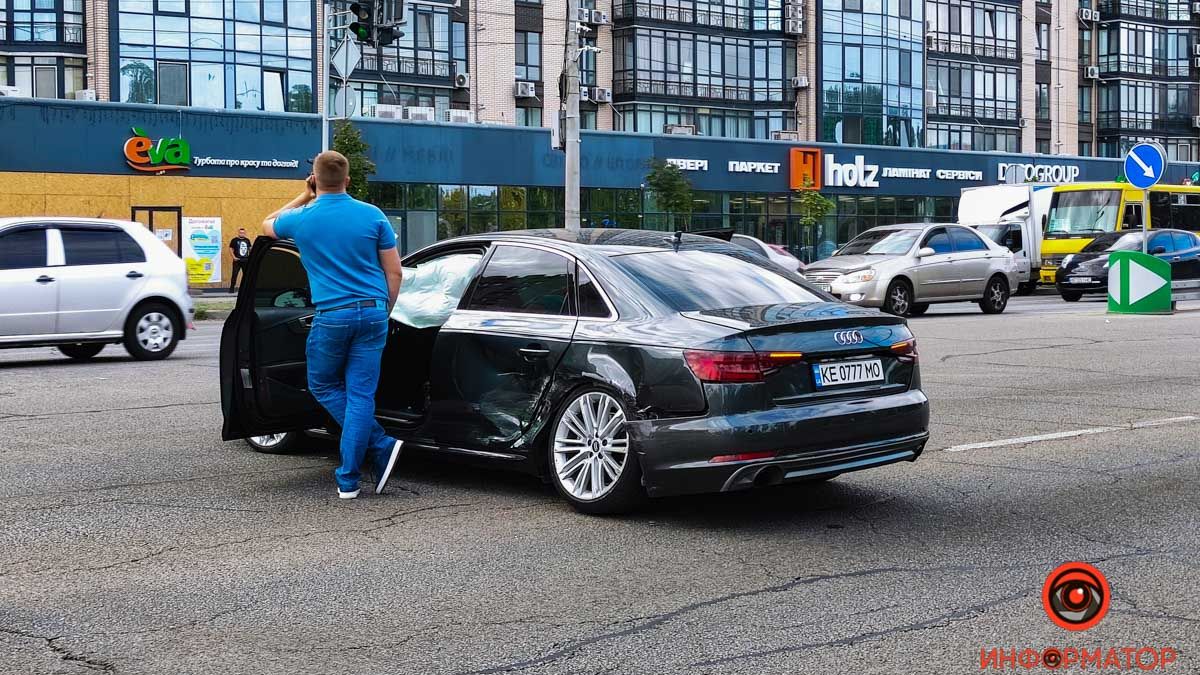 У Дніпрі на Набережній Перемоги Tesla врізалась у Audi