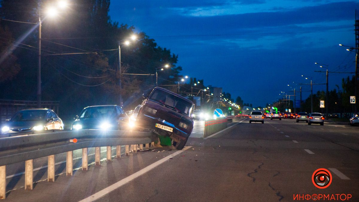 У Дніпрі на Набережній Перемоги ВАЗ застряг на відбійнику