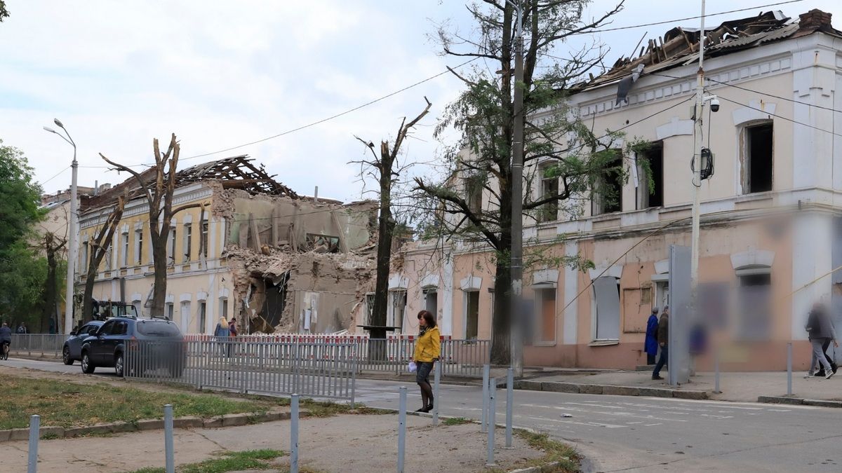 Філатов: «Місто допомагає дніпрянам із відновленням дахів і вікон після ракетного удару. На роботи треба кілька тижнів»