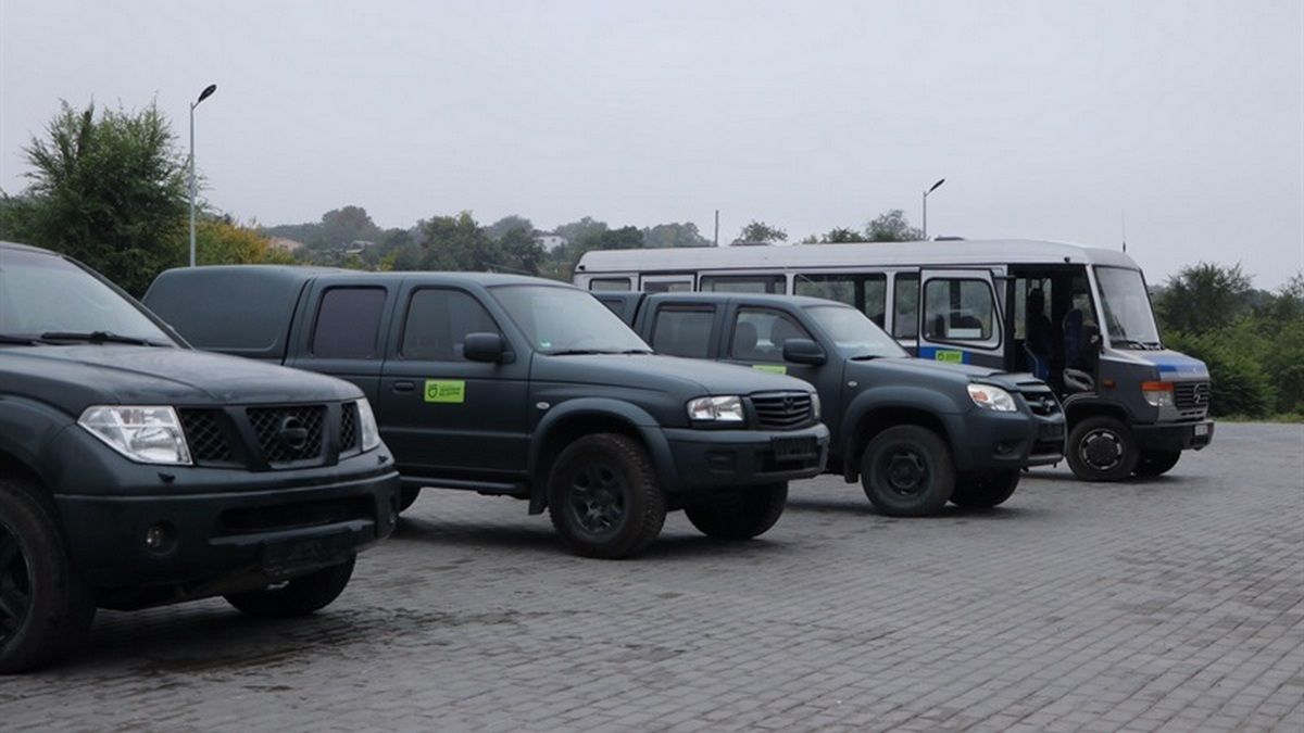 Дніпро передав на фронт іще чотири автівки