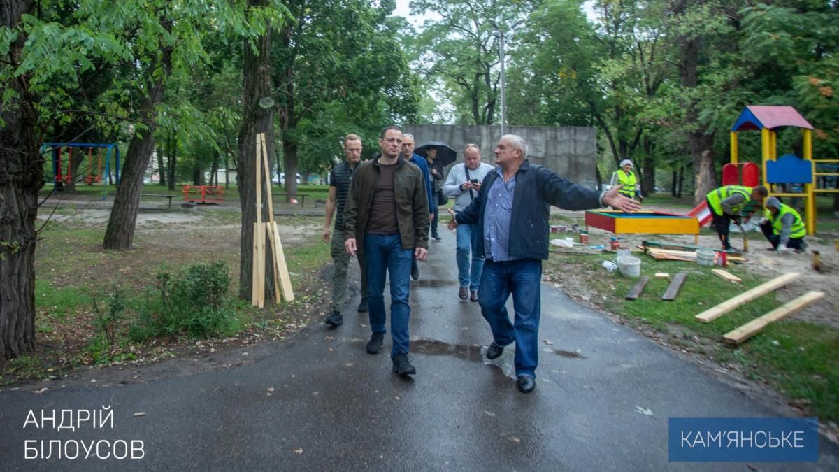 В Каменском наводят порядок на улицах: мэр Андрей Белоусов проверил, как проходят работы