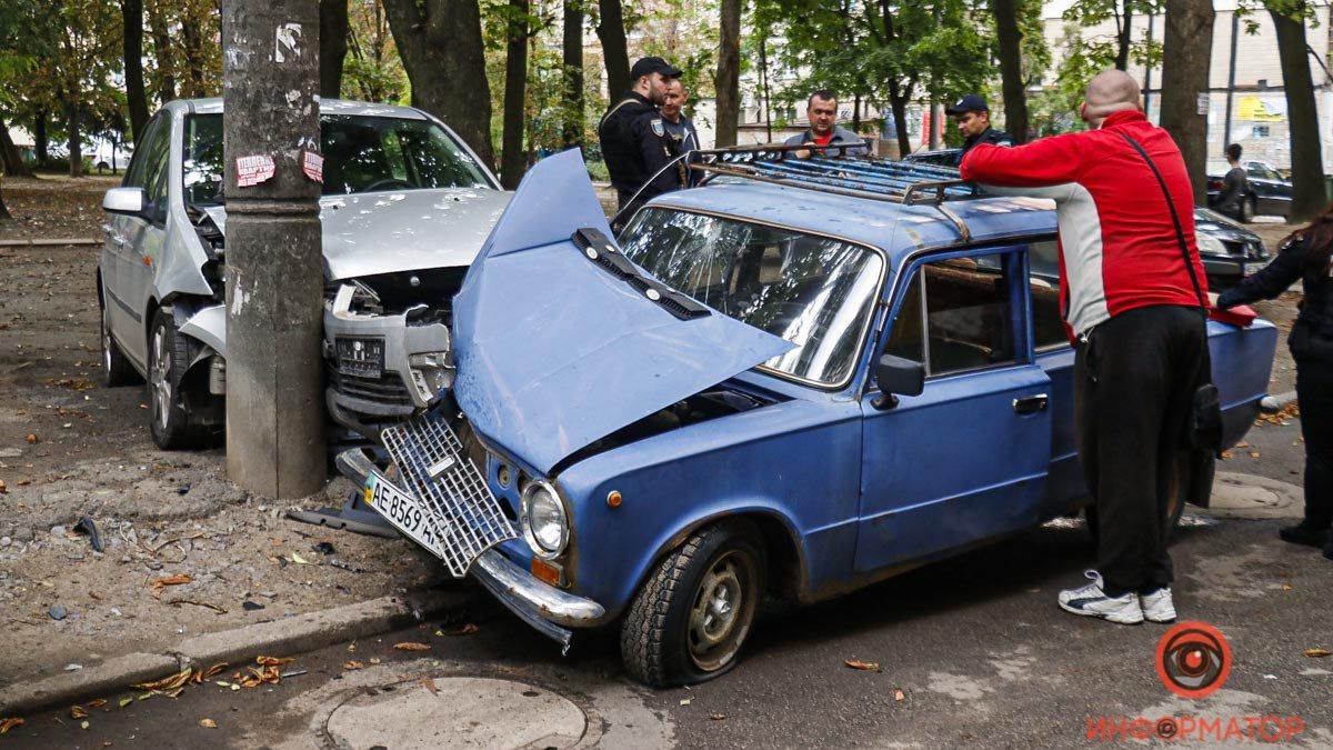 У Дніпрі на Тополі-3 нетверезий водій ВАЗ врізався у припаркований Ford