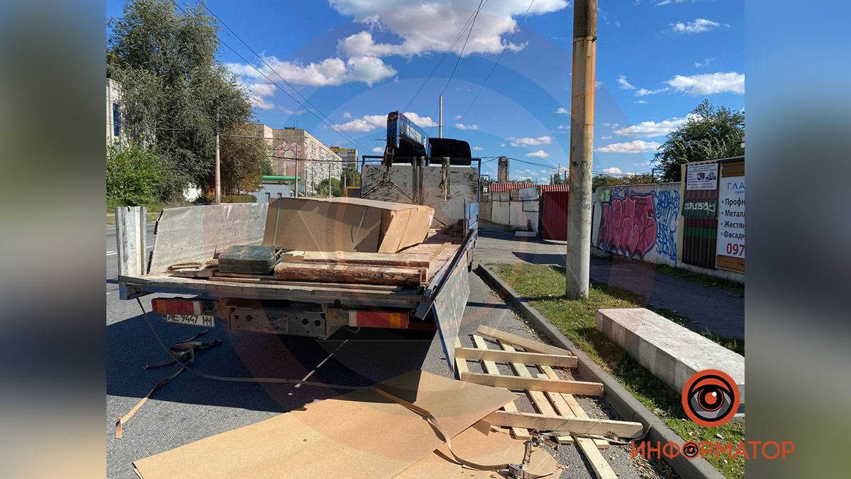 В Днепре на Лисиченко из грузовика выпал картон: два человека травмированы