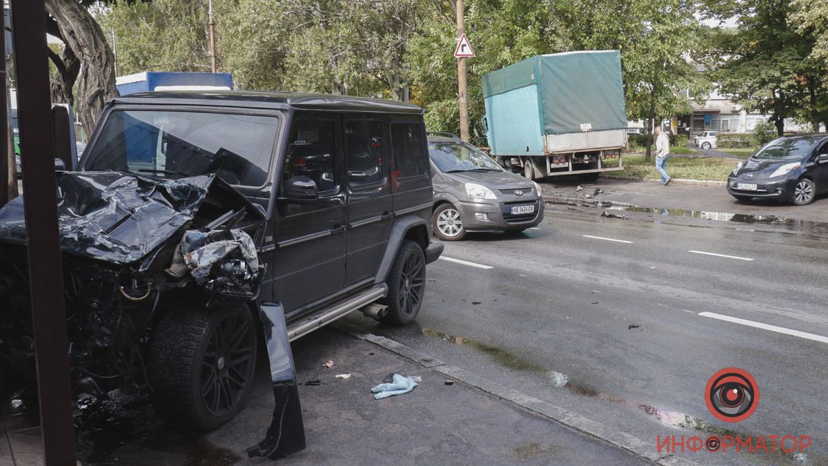 У Дніпрі на Мануйлівському проспекті зіштовхнулися Mercedes та вантажівка: є постраждалий