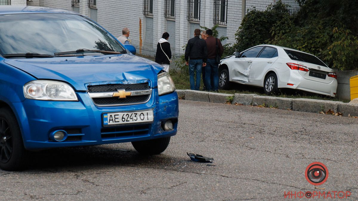 У Дніпрі Toyota зіштовхнулась зі Chevrolet служби таксі Uklon та відлетіла на трамвайні колії