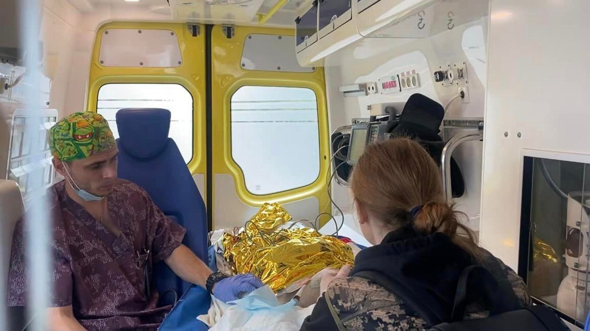 Батьки згоріли у машині: як почуває себе 17-річна дівчина, яка постраждала під час ракетного удару по Чаплиному