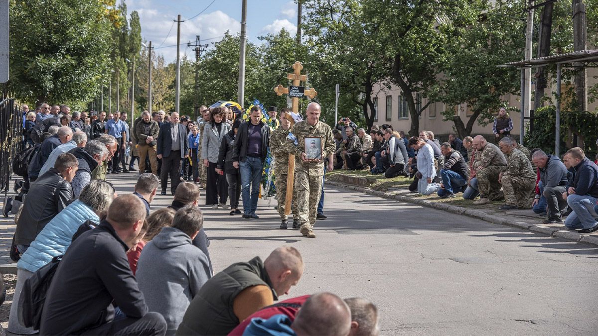 У Дніпропетровській області попрощалися із Сергієм Совою: тіло Захисника знайшли в братській могилі у звільненому Ізюмі