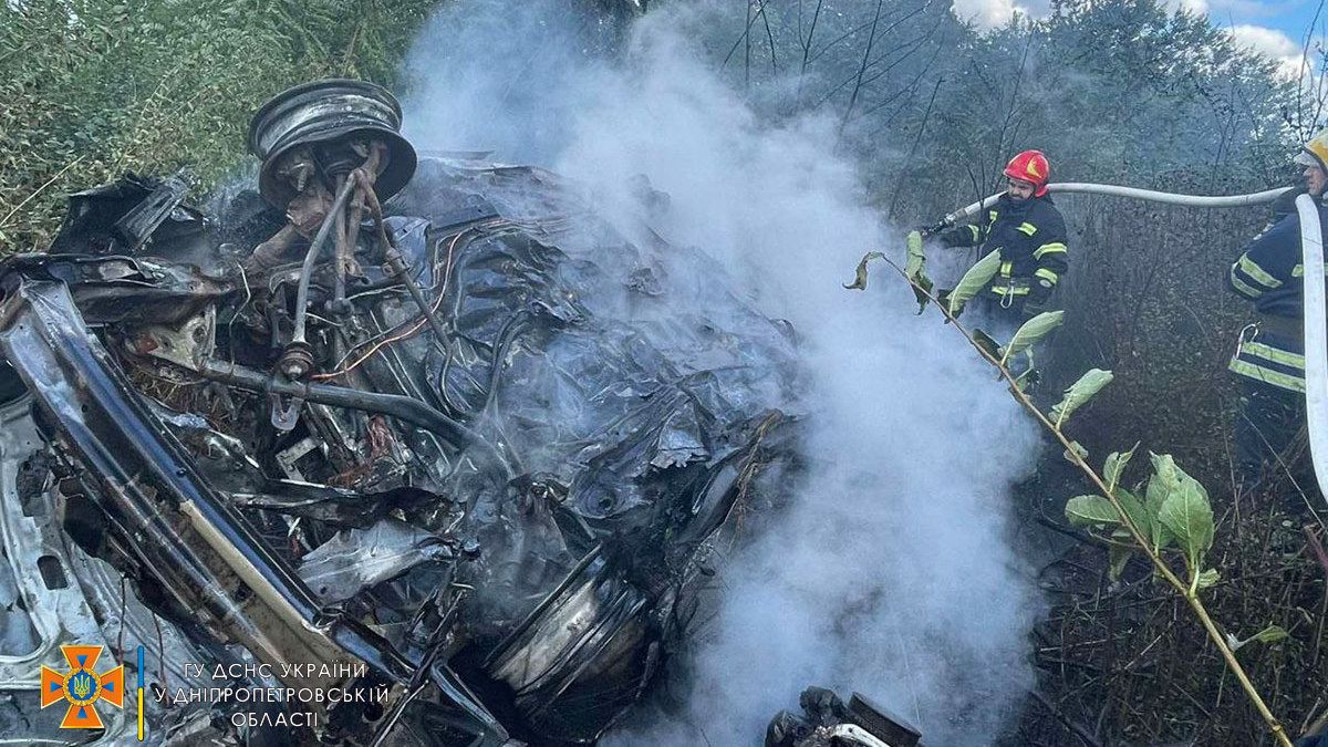 Затиснуло в палаючій автівці: у П’ятихатках у ДТП загинуло три людини