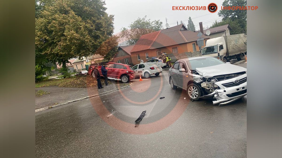 У Дніпрі на Камчатській зіштовхнулися Mitsubishi та Toyota: машина відлетіла на тротуар