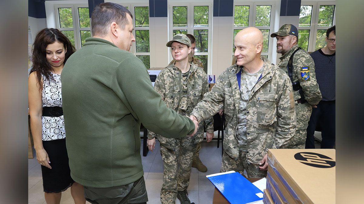 Дрони, ноутбуки і багато техніки зв’язку: Дніпро передав чергову партію оснащення українським захисникам