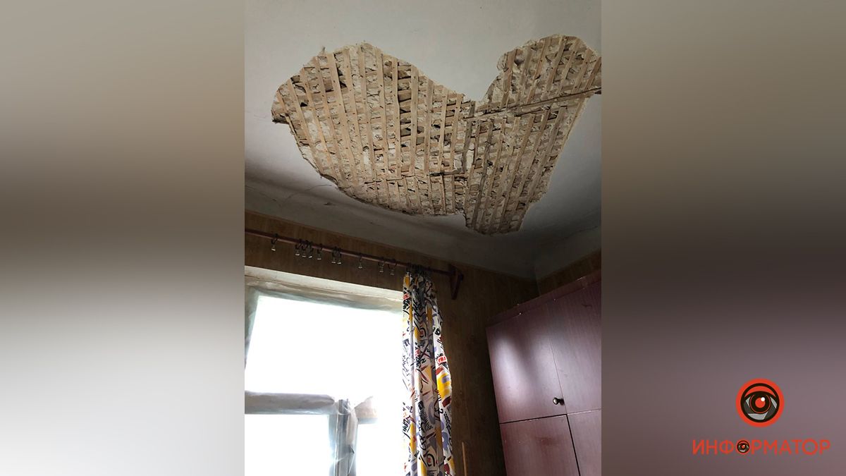 Пробита стеля, вибиті вікна та сирість: у Дніпрі 75-річна бабуся потребує допомоги