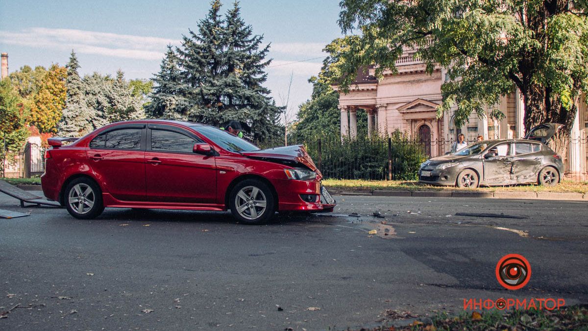 В Днепре на Сергея Нигояна Mitsubishi врезался в Renault: один автомобиль вылетел на обочину