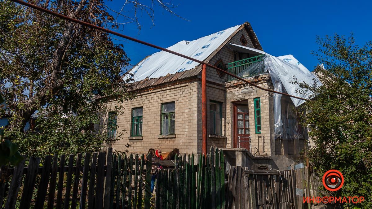 Осипається стеля і протікає дах: як живе постраждала внаслідок ракетного удару по Дніпру бабуся Шура