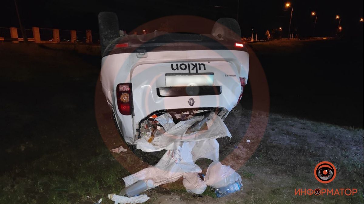 В Днепре на Высоковольтной перевернулся Renault службы такси Uklon: водителя забрала скорая