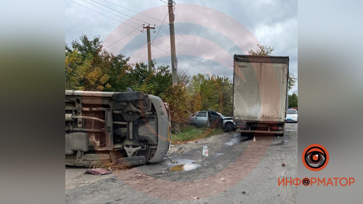 У Дніпропетровській області зіткнулися мікроавтобус, вантажівка та ВАЗ: п’ятеро постраждалих