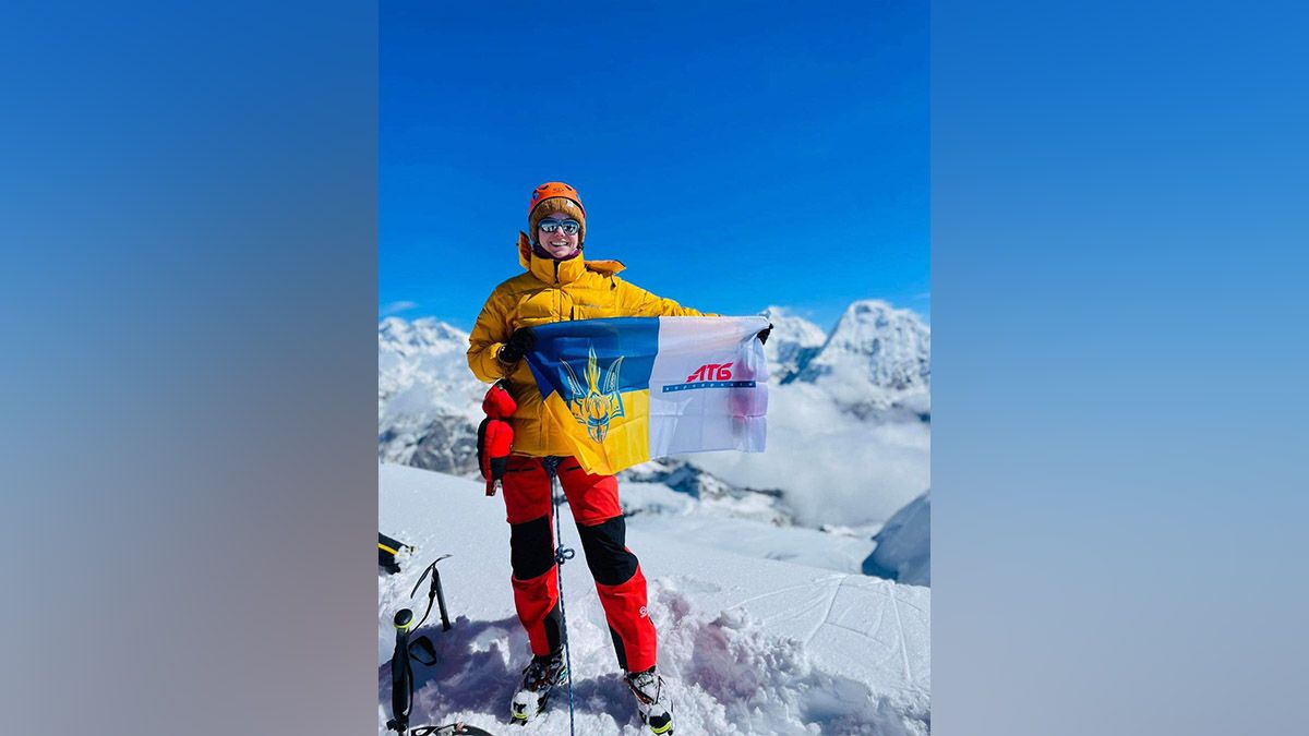 Прапор України замайорів на горі Мера Пік в Непалі