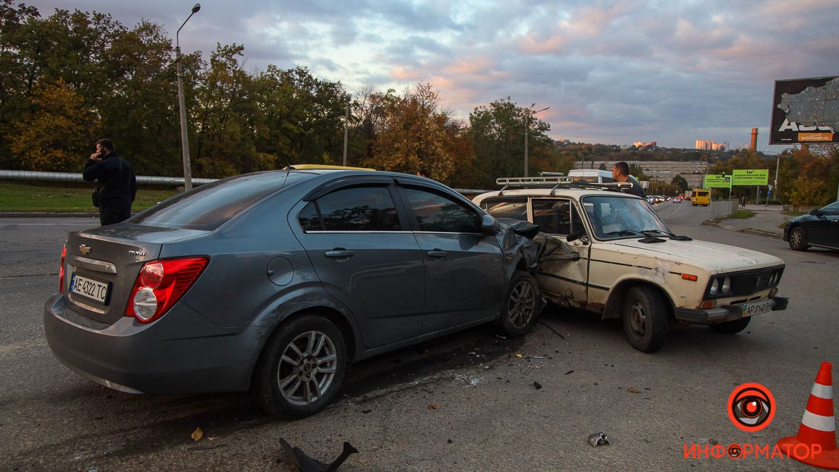 У Дніпрі на Космічній Chevrolet врізався в ВАЗ та пошкодив ще два авто: постраждала жінка