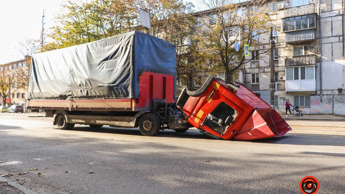 У Дніпрі на Івана Мазепи у фури упала кабіна при гальмуванні: постраждав водій