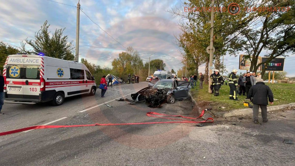 Автобус "Дніпро - Кам'янське" зіткнувся з Kia: серед постраждалих - дитина