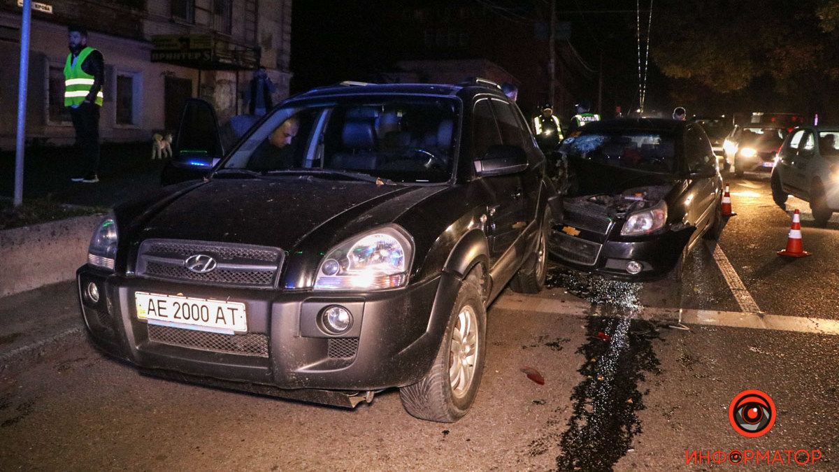 У Дніпрі на проспекті Поля Chevrolet врізався у Hyundai: постраждала жінка