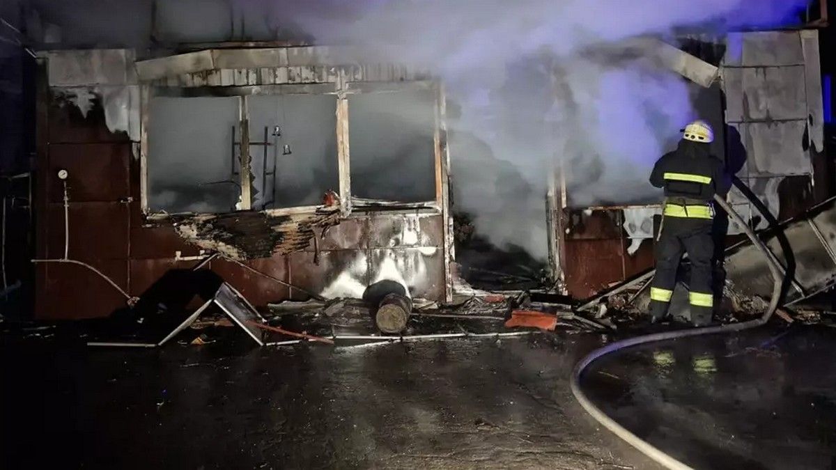 В Днепре на Павлове горел шиномонтаж