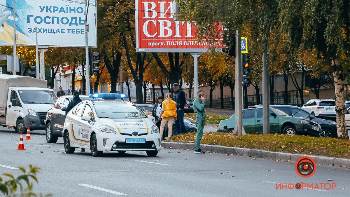 У Дніпрі на проспекті Поля зіштовхнулися Porsche та Dacia: постраждав чоловік