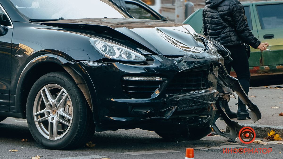 В Днепре на проспекте Поля столкнулись Porsche и Dacia: видео момента