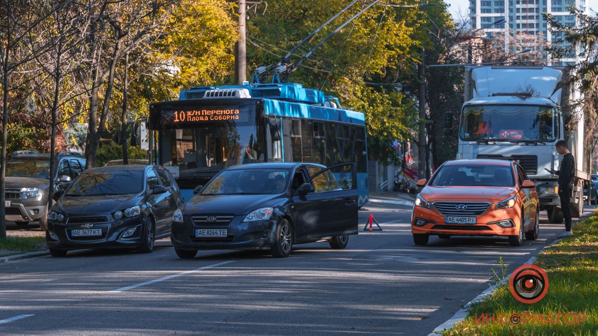 Перекриті обидві смуги: у Дніпрі на Яворницького Kia врізався у Hyindai служби таксі Uklon