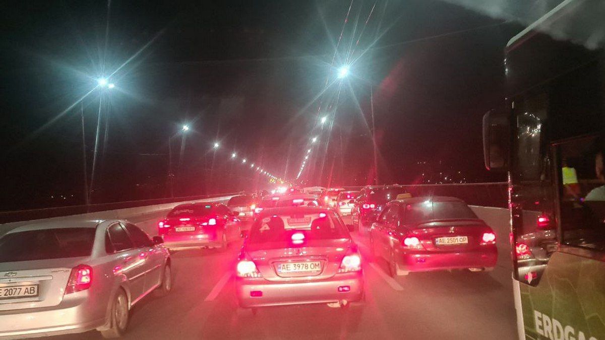 В Днепре на Новом мосту произошло ДТП: образовались километровые пробки