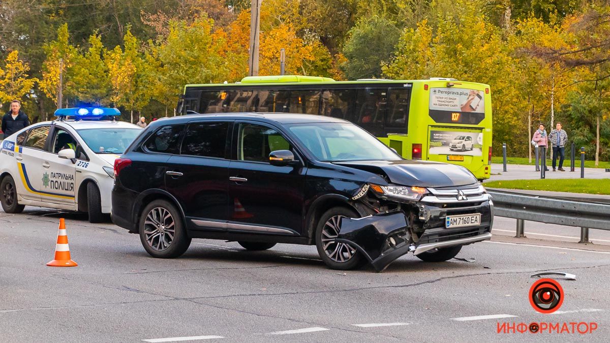 У Дніпрі на Набережній Перемоги зіштовхнулися Mitsubishi та Peugeot: постраждала жінка