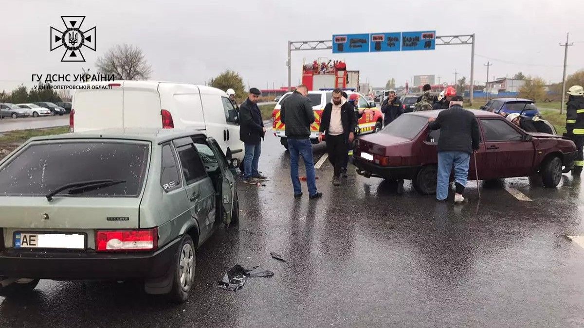 Потрійна аварія у Підгородному: постраждали двоє людей