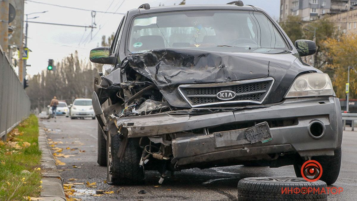 У Дніпрі на Набережній Заводській Kia врізалась у Daewoo: відео моменту