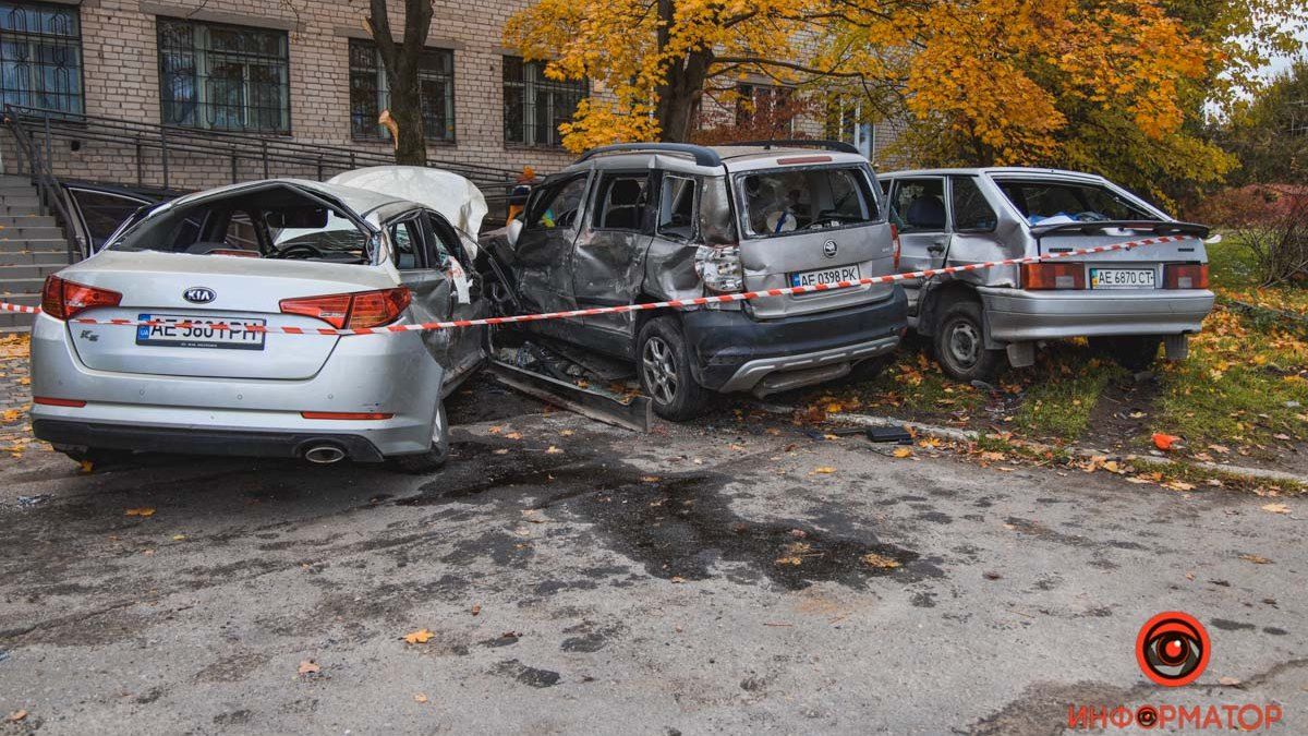 У Дніпрі на Передовій зіштовхнулись Kia, ВАЗ та Skoda: водія діставали рятувальники