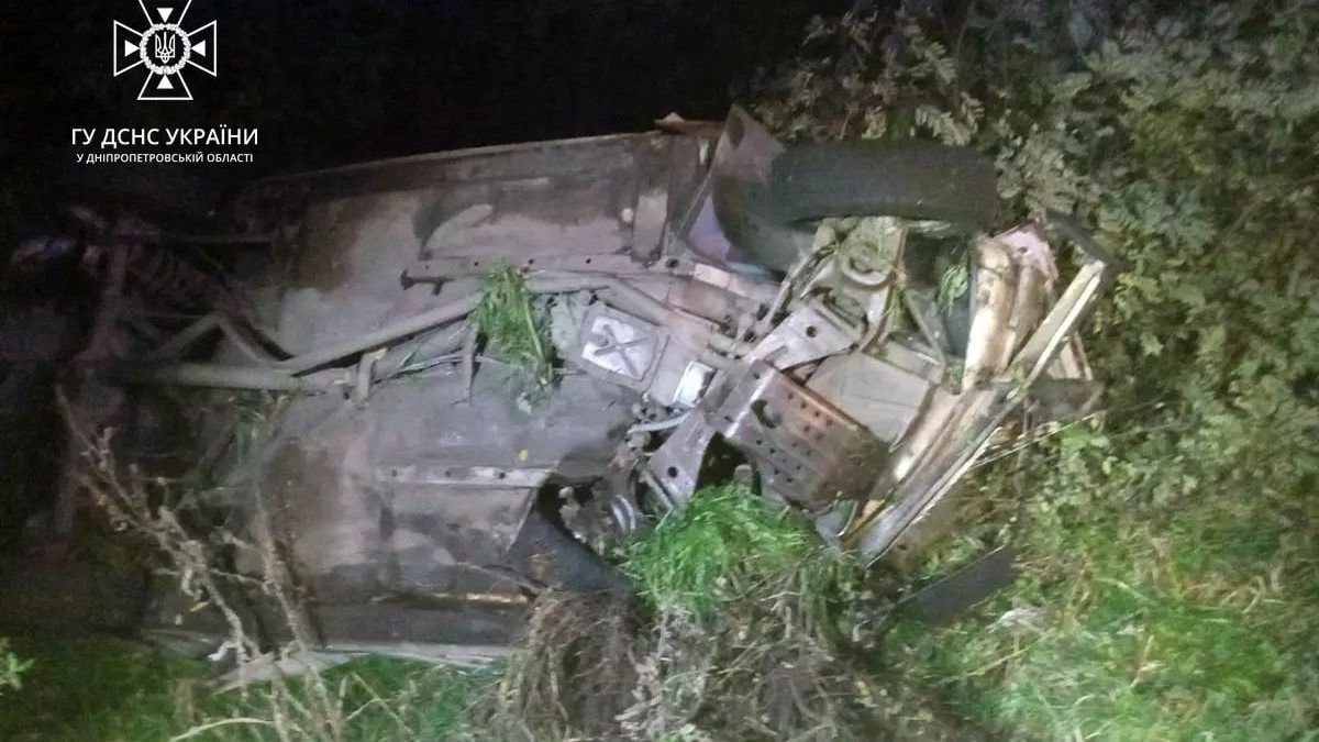 В Дніпропетровській області ВАЗ врізався в дерево: тіло водія діставали рятувальники