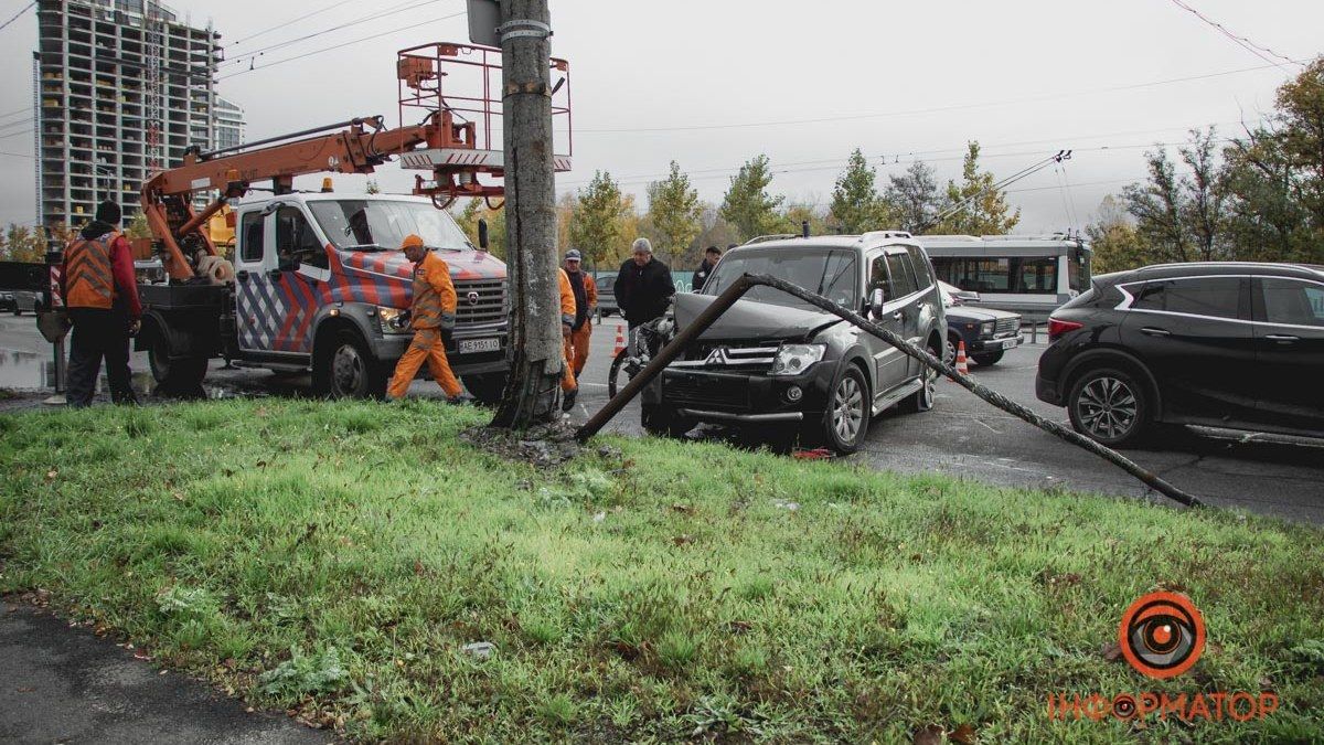 У Дніпрі на Набережній Перемоги Mitsubishi врізався в стовп: рух тролейбусів призупинили