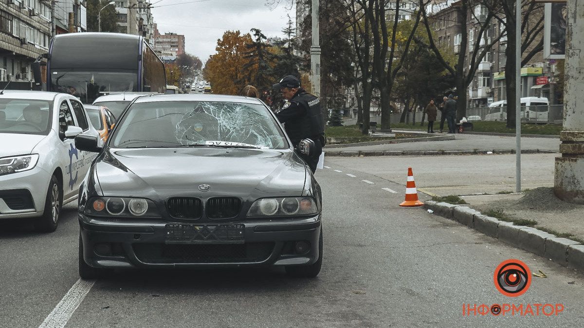 У Дніпрі на проспекті Поля BMW збив чоловіка