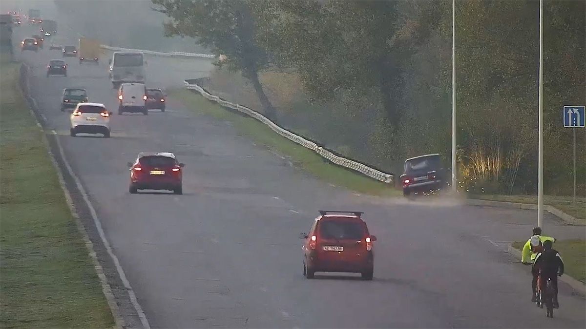 В Каменском ВАЗ вылетел с дороги: видео момента