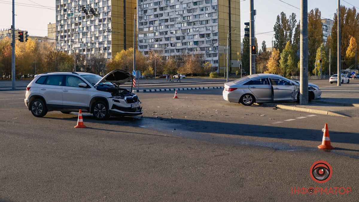 В Дніпрі на бульварі Слави зіштовхнулися Skoda та Hyundai: відео моменту