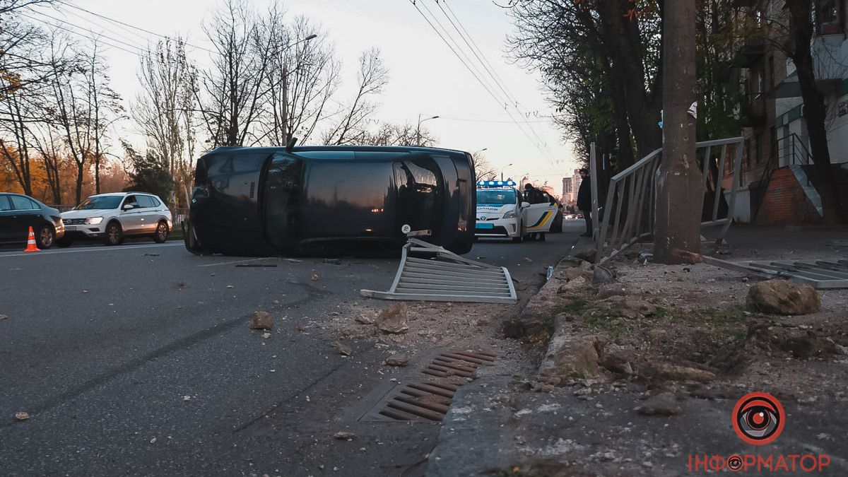 У Дніпрі на Січеславській Набережній BMW врізався в паркан та перекинувся