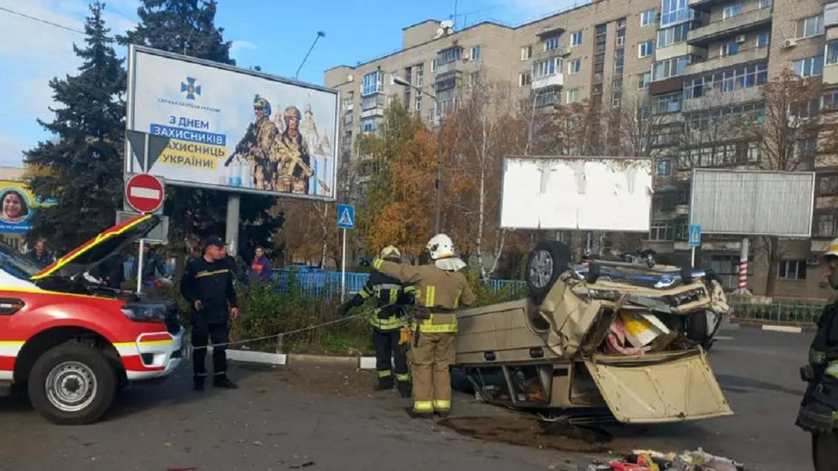 У Нікополі легковик на швидкості врізався в автівку та перекинувся: постраждала жінка