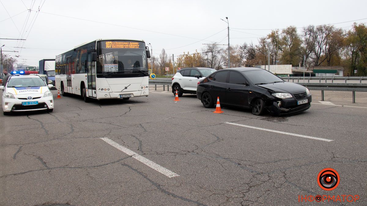 У Дніпрі на Набережній Перемоги зіткнулися Kia та Hyundai: відео моменту ДТП