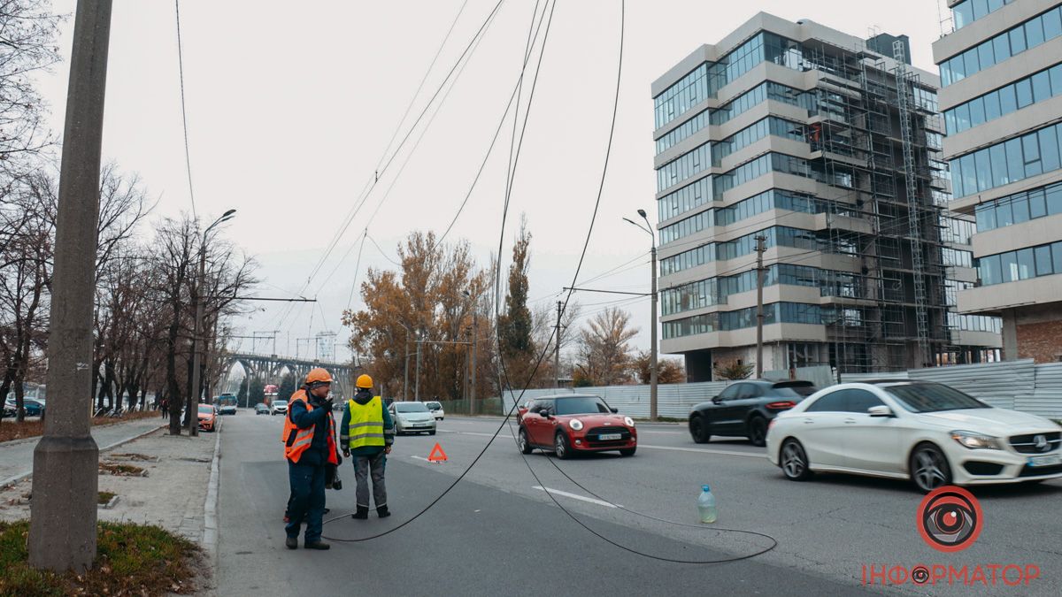 Остановилось движение троллейбусов: в Днепре на Набережной Победы оборвалась контактная сеть