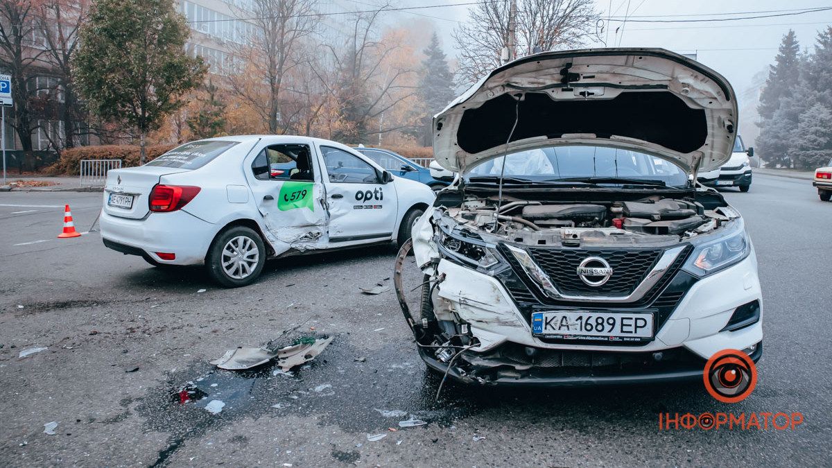 У Дніпрі на Січеславській Набережній зіштовхнулися Renaut та Nissan: відео моменту ДТП